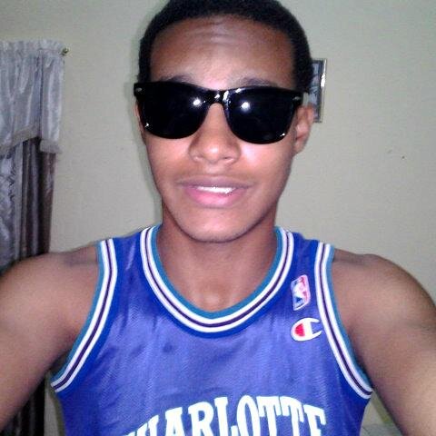 (Oғғιcιαl Twιttεr) 
Artistas Favoritos: @MOZARTLAPARAMVP  & @WizKhalifa  Me #Cotizo Con El Que Se #Cotiza  Dando La #Para , La #Fama No Eh Pa To El #Mundo