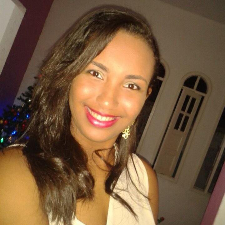 A vida é uma peça de teatro que não permite ensaios. Por isso, cante, chore, dance, ria e viva intensamente, antes que a cortina se feche