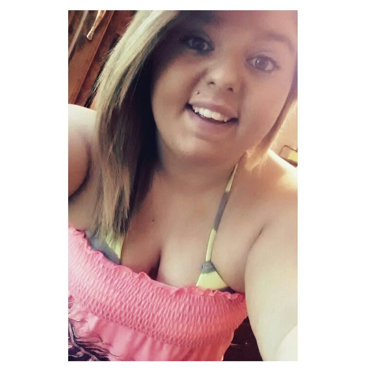 _ashhhleynicole's profile picture. 17 ; Senior @ FCHS ; Follow me ♡
