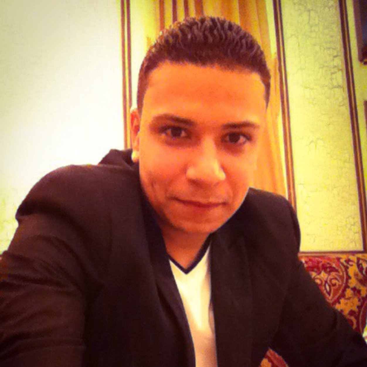 ‏أنا اسوأ مما تعرف..أو أفضل مما تظن..الأمر ليس متعلق بي بل بعقلك الذي يظن..لاتظن بي شيئا وأعدك♡بأن الأمور ستكون على مايرام