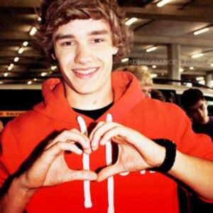 FREE FOLLOW. please follow @horanshug11x and ask her to give you some more free follows x