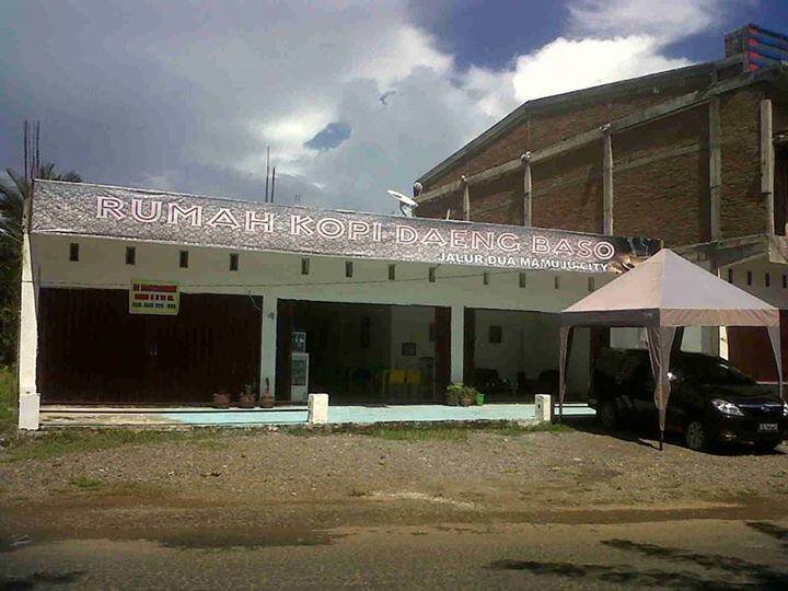 Rumah Kopi Daeng Baso , Wifi Projector. Jalur Dua Mamuju City Dekat Pom Bensin Kali Mamuju