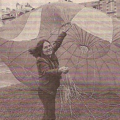 Artiste plasticienne , peintures sur parachute sculptures de voyage.      © adagp