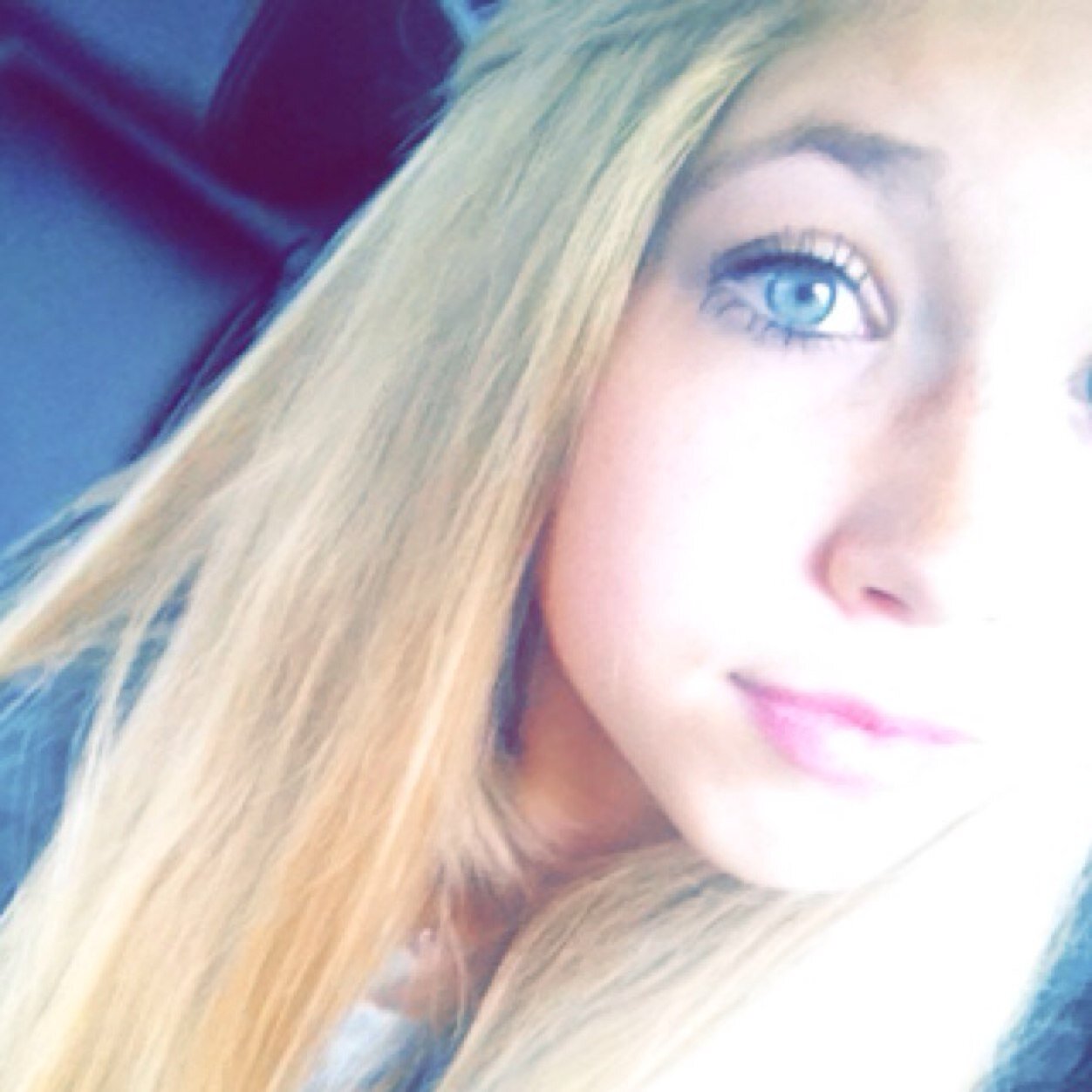 lotte_v_s's profile picture. Vertel me wat je voelt bby vertel me wat je ziet bby je maakt me blij als ik je lach zie bby je maakt me down als ik een traan zie bby