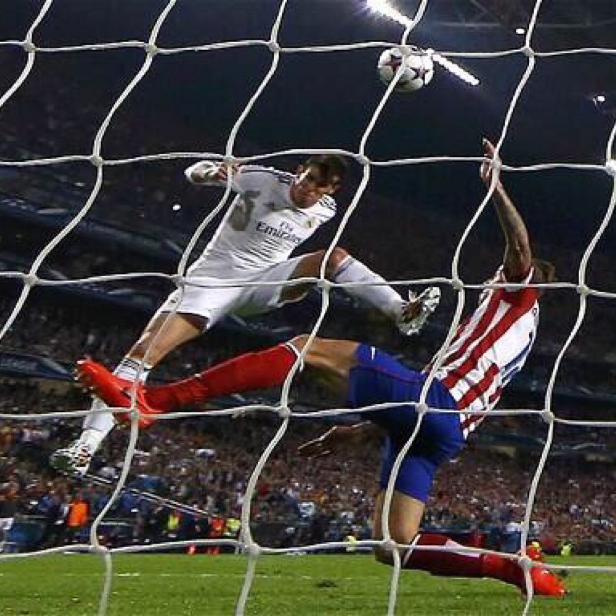 Bijaind's profile picture. Madridista y sicofanta. Nunca he jugado al golf ni al pádel y, aún así, me siento un ser humano