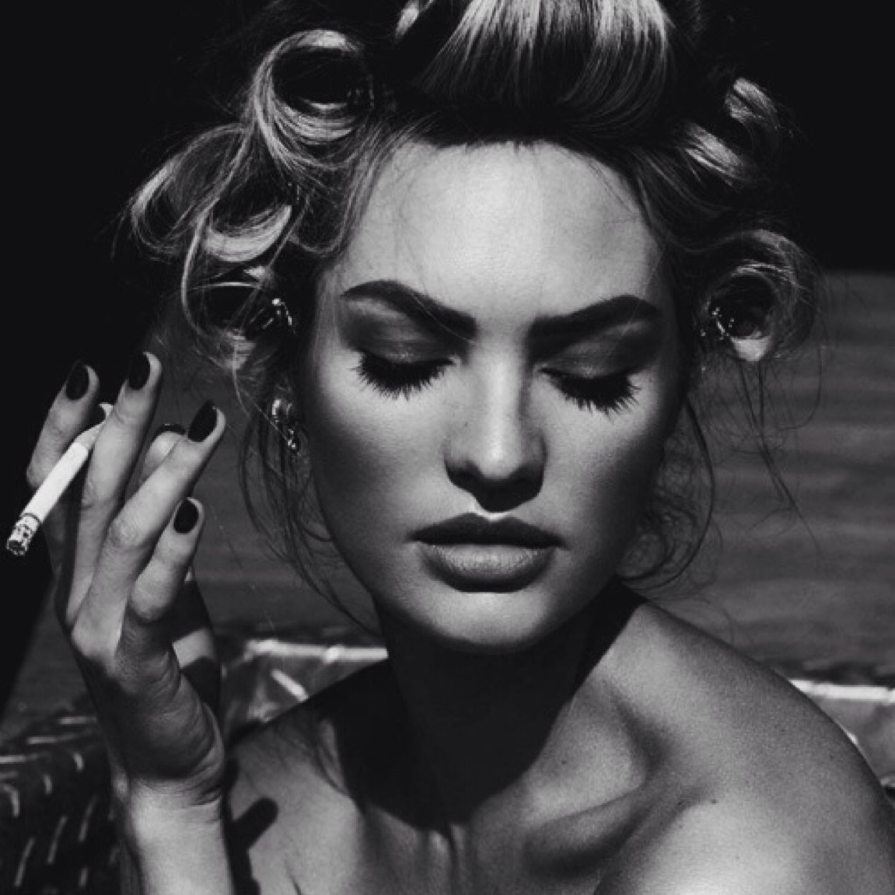 lux_duchess's profile picture. Delightfully chaotic; a beautiful mess.