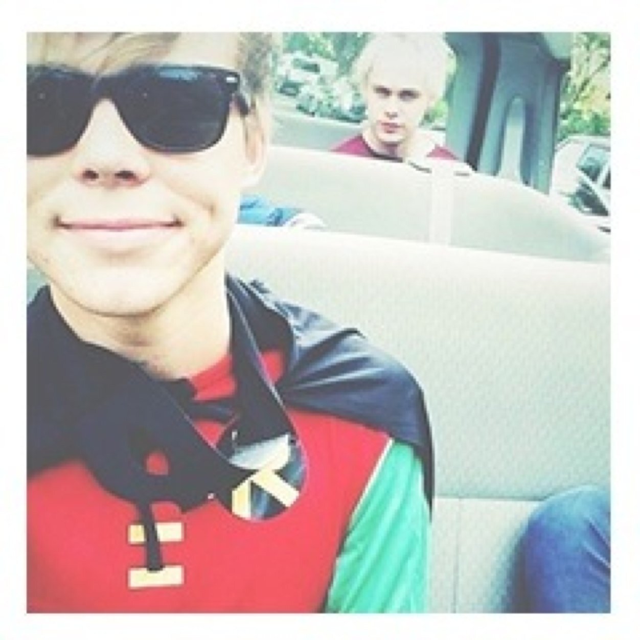 Free follow! Please follow @ashtonchaos and @mukemayfire