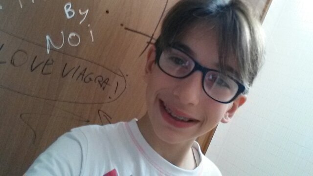 Mi chiamo Antonio,ho 13 anni,sono un VASCODIPENDENDE e ne sono fiero,non amo la scuola,sono fidanzato ma ho una situazione complicata con la mia ragazza!!