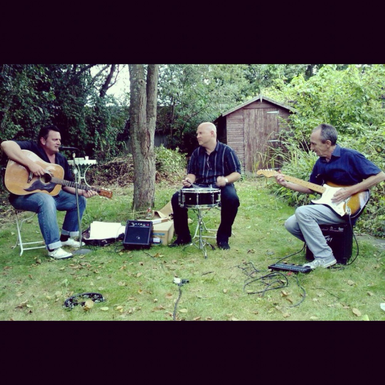 4 dudes from Brighton playing alternative retro rock. 
http://t.co/evDQZIUPRu