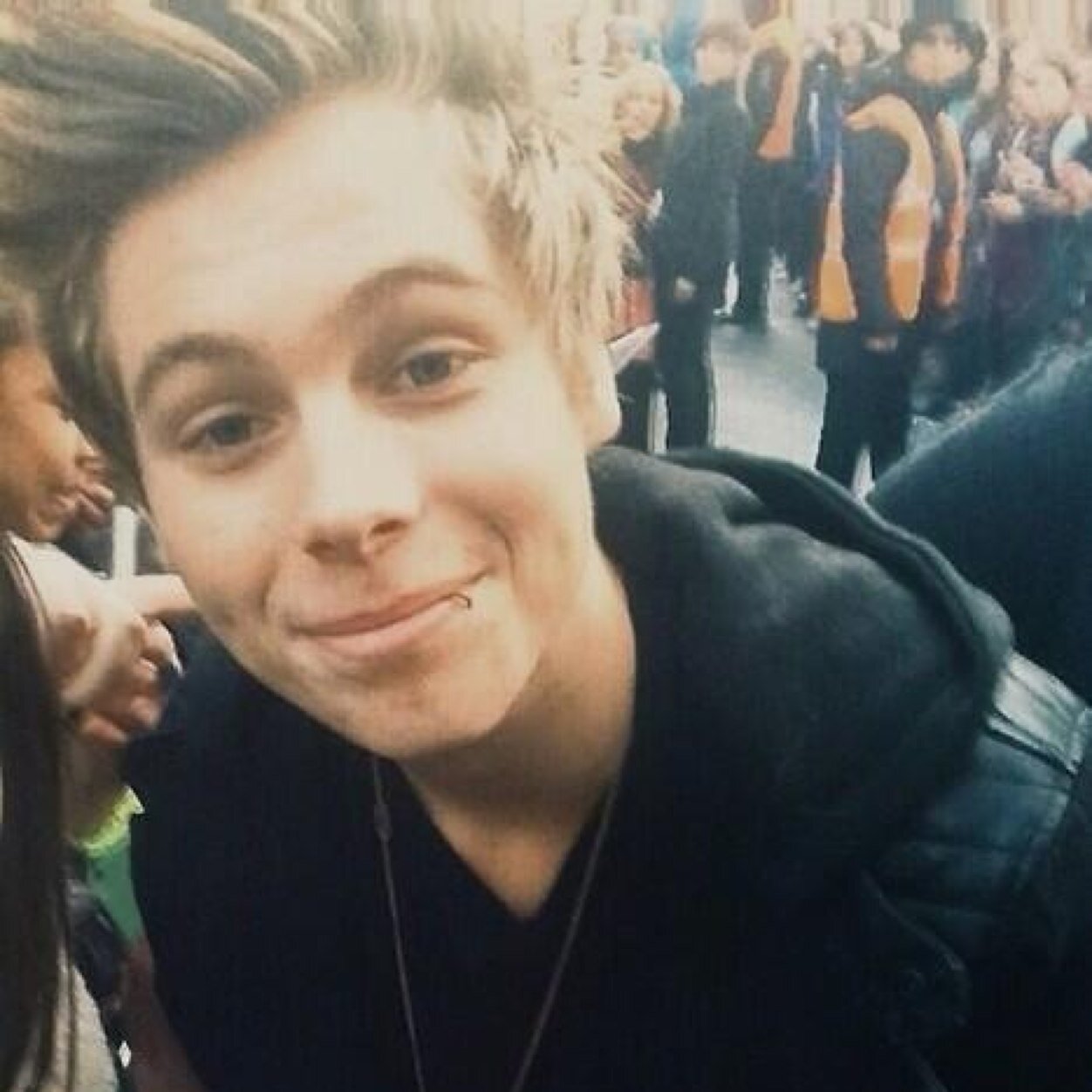 I GAVE YOU A FREE FOLLOW SO GO FOLLOW @httpxirwin_  and @hemmings_hugs_ FOR A FOLLOW BACK !