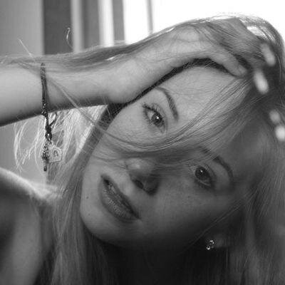 Люблю разговаривать на разные темы. Пытаюсь мыслить оптимистично. Как человек я достаточно коммуникабельная.
