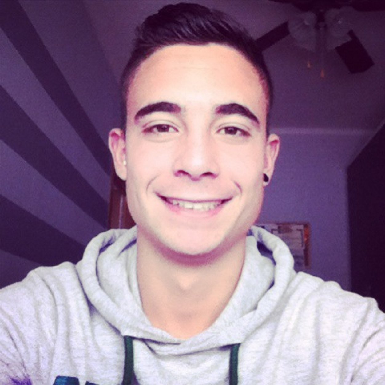 Estoy enamorado de la vida , me divorcie de las tristezas , me case con la felicidad , me hice amante de la alegria , y de becencuenado beso con locura