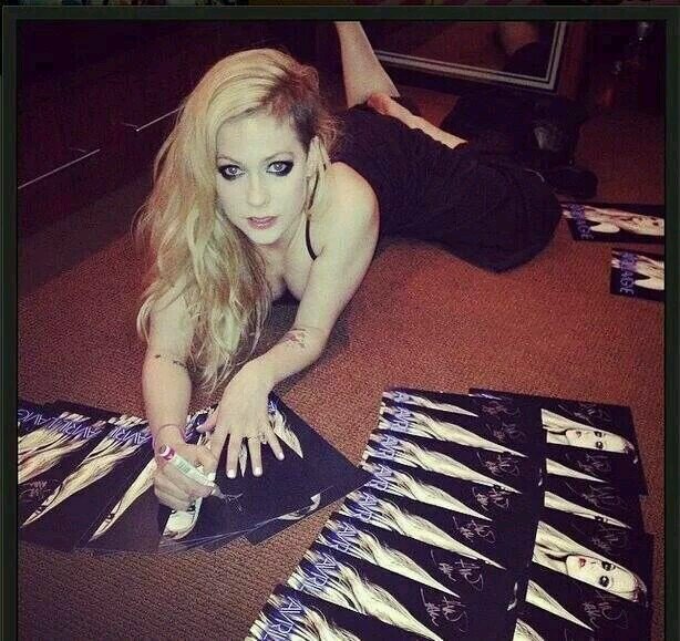 .. apenas mais uma fanática por Avril Ramona Lavigne ♥ lullaby's 3