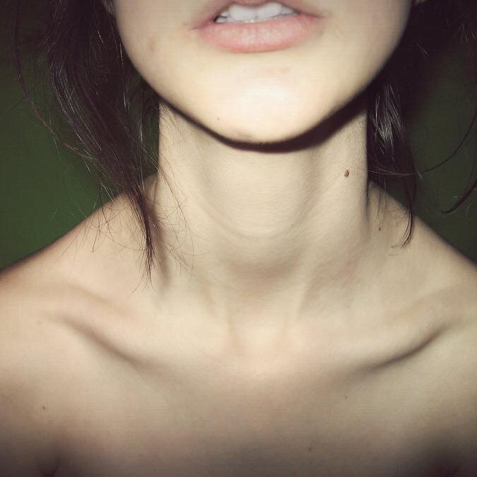 ¿Ves esta sonrisa? Es falsa. ¿Ves estos ojos? Aguantan lágrimas. ¿Ves estos labios? Dicen estoy bien. ¿Ves esta chica? Está herida ...
