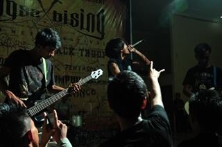 melodic death metal alue dua
anggotak :
kong: vokalis
cosmos: gitaris
kejok: bassi
sijon: gitar II
Drum: Orang gila
member of : iwan
manejer :pak gecik