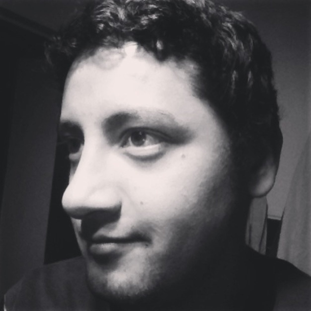 Cantante y músico profesional. Apasionado por el cine y las artes audiovisuales y la publicidad. Estudiante de Comunicación Corporativa y Economía.