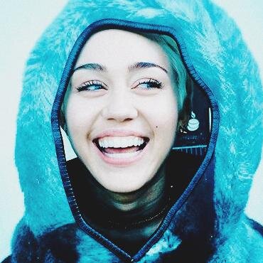 Soy parte de un Movimiento llamado SMILERS. Mi idola? la que cada vez  que sonrie me hace sonreir a mi . FUCK YOU BITCH!