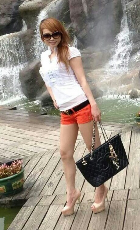 I am a woman, I love beautiful sexy girl, like high heels and sexy lingerie