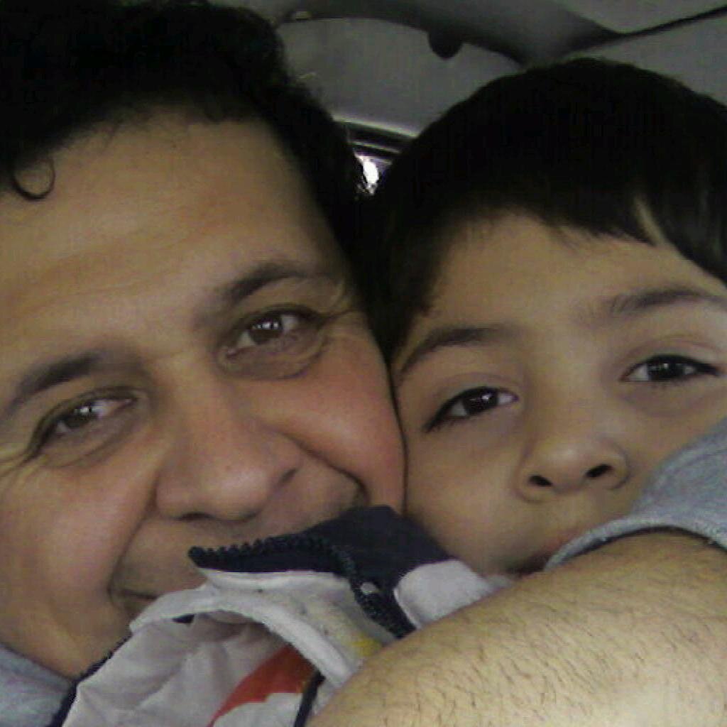 nacido en Copetonas, (Bs.As.) actualmente radicado en la ciudad de Neuquen capital. Soy periodista, productor de seguros y músico...en los ratos libres.