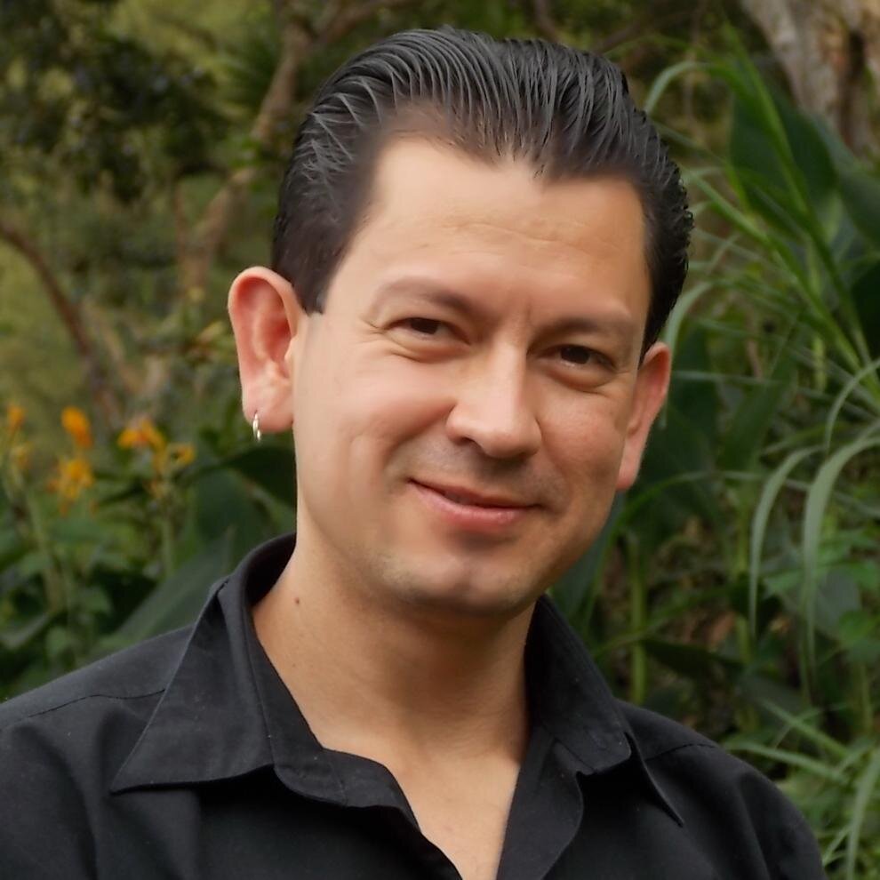 seguidor de la transformación personal y comprometido a hacer de este un mundo con mejor información y resultados de amor y armonia