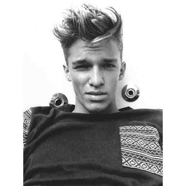 ♥Cody Simpson.♥ been here 2009♥ love Cody since then♥ I love Alli.♥ she is my queen‡ Cody and Alli please follow me!!(::   SURFBOARD‡★♦