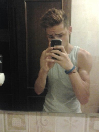me llaman H, sacando sonrisas.Muchos dice que todo lo que sube tiene que caer y todo lo que gana siempre lo vas a perder