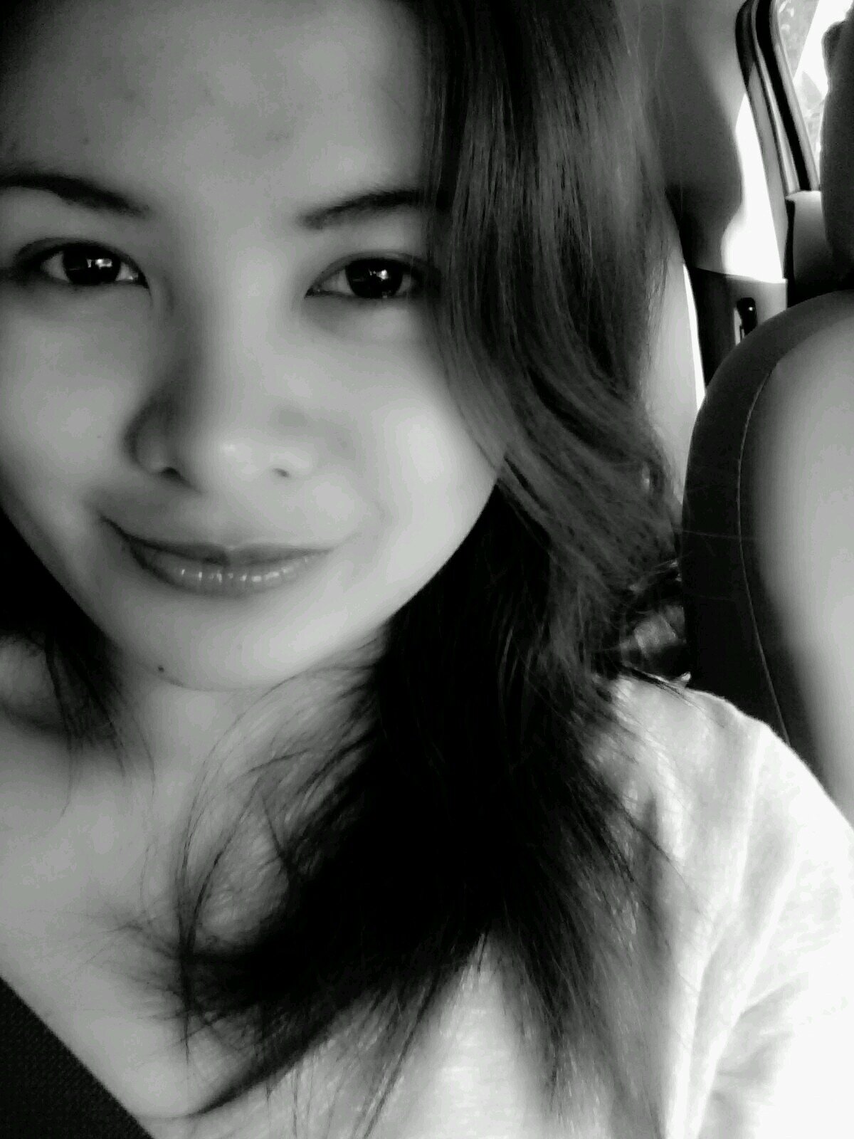 iamlarabanana's profile picture. People live knowing that they will die one day, so they love like there's no tomorrow.