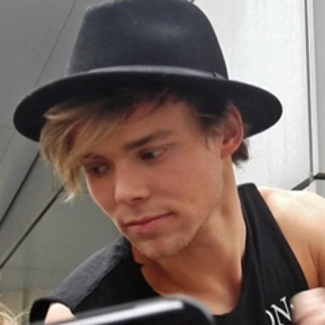follow @lightwashluke i may follow back :)