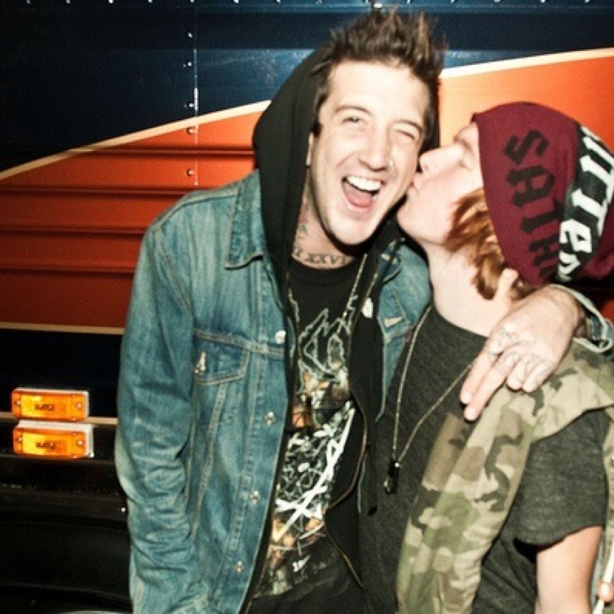 Larry es real & lo que tu pienses me chupa la chota que no tengo 5SOS.|1D.|Eminem.|PTV.|SWS.|BVB.|BMTH
