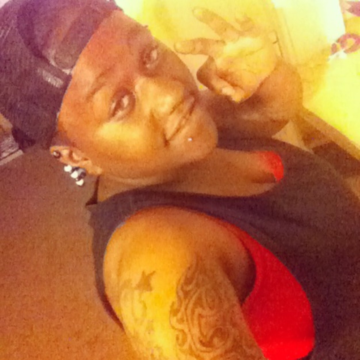 I love girls thats love girls .. Haha what can i say ? Pussy is the best !! & ima stoner !