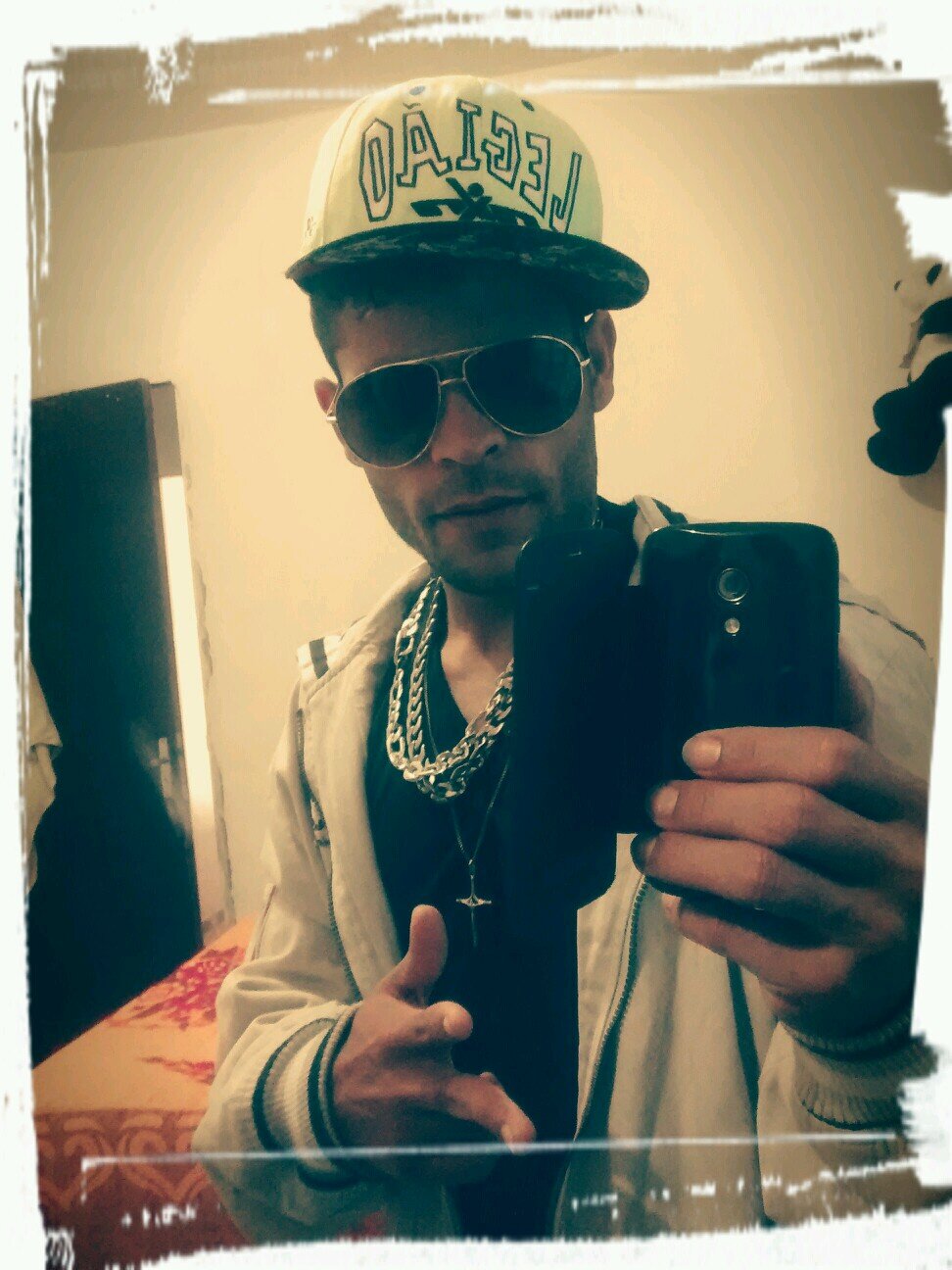O AMANHA Ñ EXISTE,O HOJE EU VIVO,O ONTEM..RESTAM APENAS AS LEMBRANÇAS.SOU GUERREIRO SOU AMIGO...RESUMINDO....SOU DA CORRERRIA..