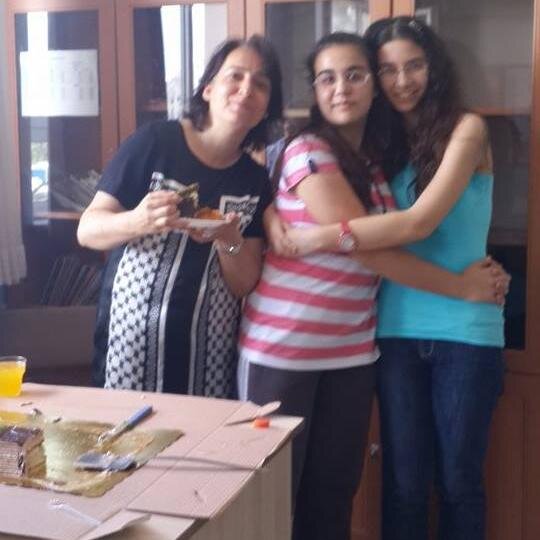 hayvanları çok severim.ders notlarım yüksektir.martina stoessel ve jorge blanco'nun hayranıyım.şakadan hiç hoşlanmam.yalancı kişileri sevmem.