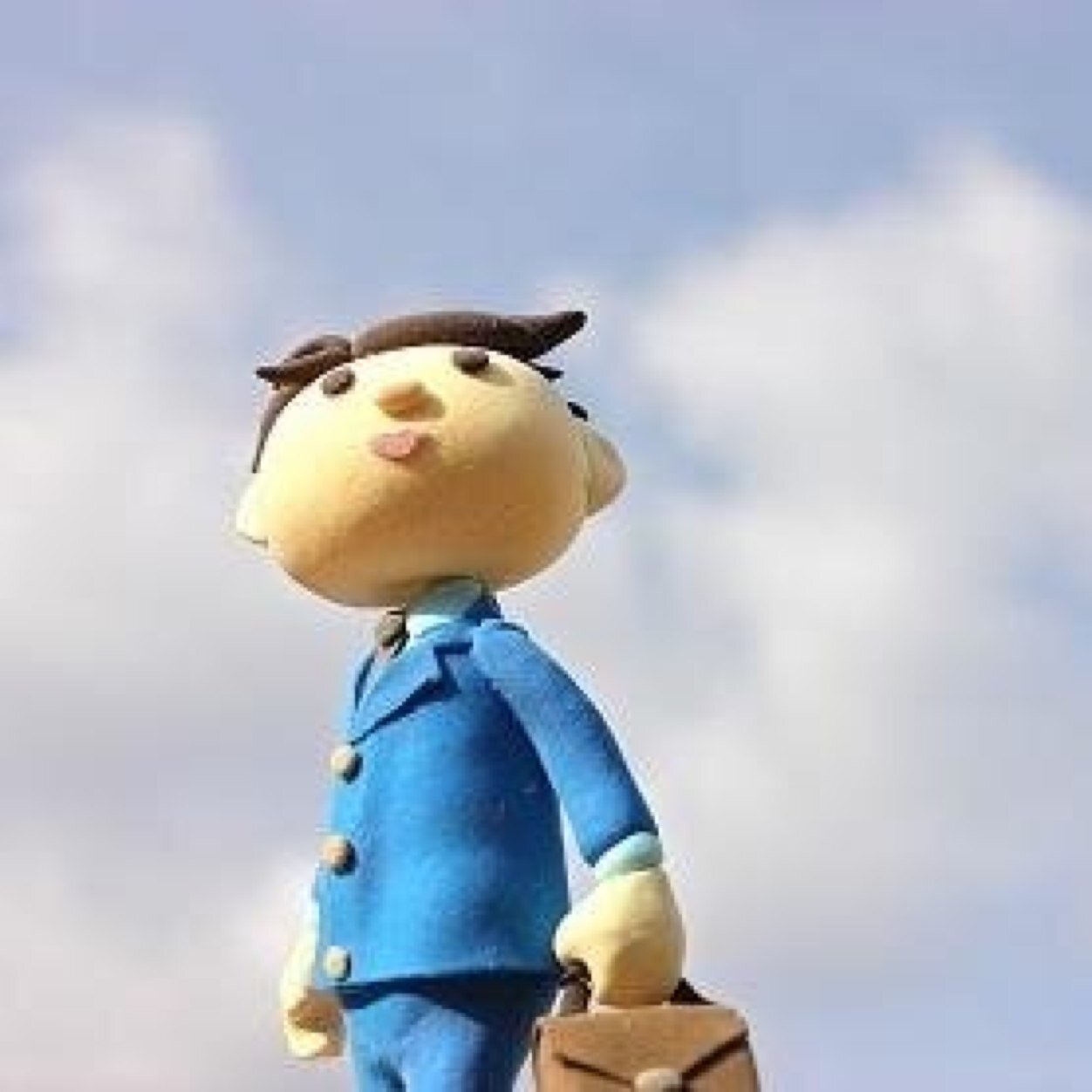 こんにちは！！営業一筋14年。営業は基本は足で稼ぐ事。でも、ちょっと足が匂う今日この頃です。どんな商材だって売れない気がしない。営業でお悩みのみなさまの少しのヒントになるようなツイートあげてきます。