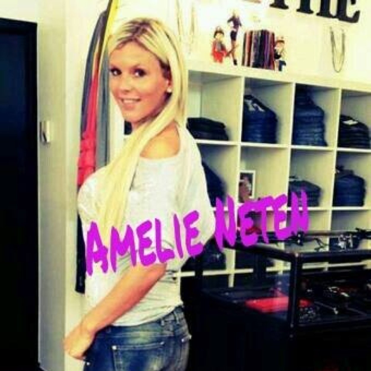 #LaFamelie pour tout ceux qui font parti de la #famelie venez tous me suivre..
Ce n'est pas Amélie qui le dirige mais un fan..
