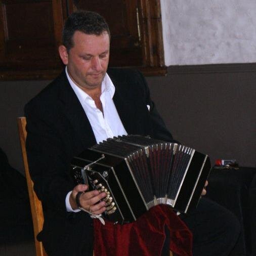 Musico bandoneonista y pianista. Arreglador musical. Estudio de grabacion propio.
Pistas (playbacks) para cantantes y todo tipo de proyectos musicales.
