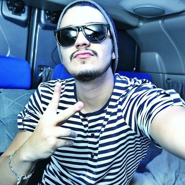 Tem dias que eu acordo pensando em voce.. Seguido pelo próprio @luansantana