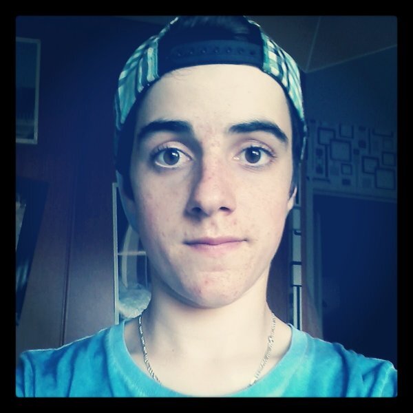 Nicolas. 15 ans. Je vous aime et vous emmerde. En couple avec la vie jusqu'à ce que la mort nous sépare...Follow moi. ;)