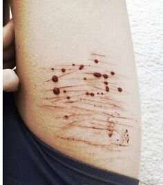 Mirando la sangre correr por mi brazo y piernas♥..... Nunca voy a amar mi cuerpo