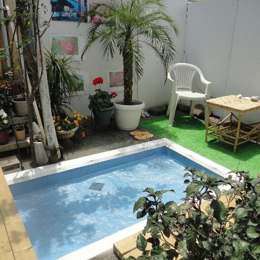 バリ島に行きたいけど、時間もお金もない。それじゃ、自分の庭にそれを作ってしまおう。
まずは藁葺きのあずま屋、水中照明付プール、砂浜、ヤシの木、ハイビスカス、ブーゲンビリア・・。
あとは太陽と風。