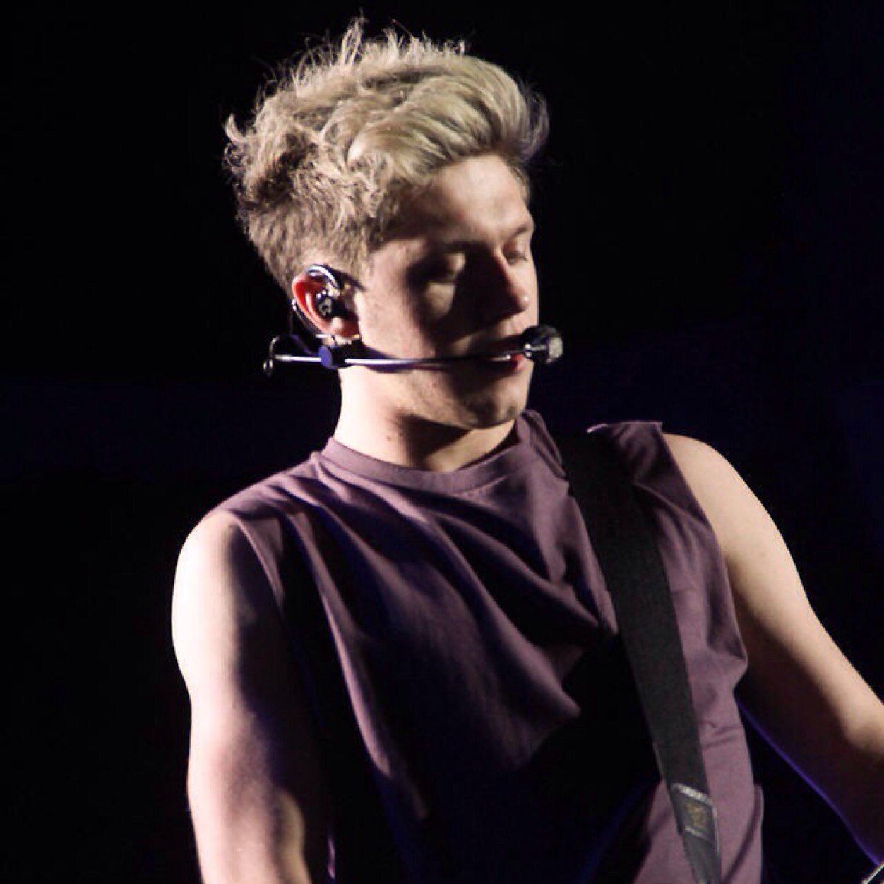 followtoniall's profile picture. This is a free follow but would you kindly follow @Nirvana_Lashton  thanks!!