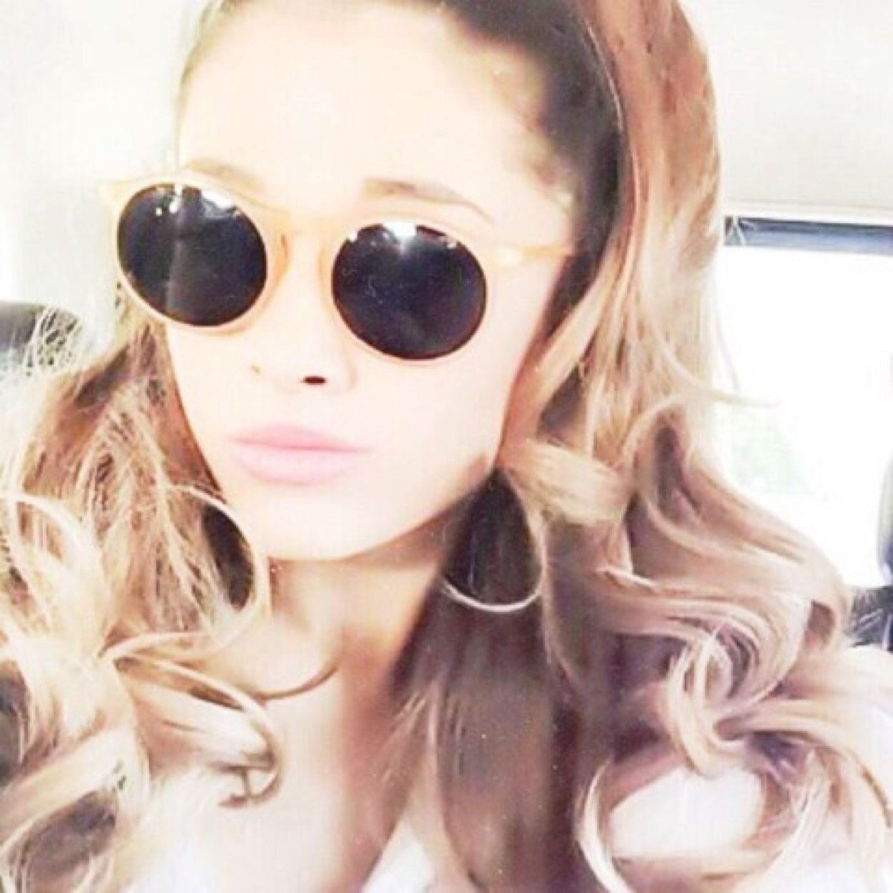this is a free follow please follow @PeachesAri thank you