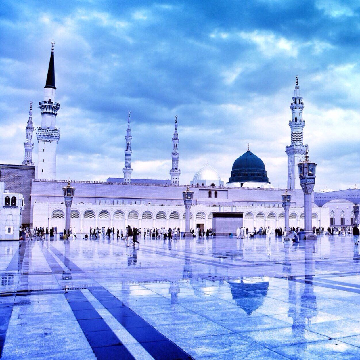 قال تعالى : { كُنتُمْ خَيْرَ أُمَّةٍ أُخْرِجَتْ لِلنَّاسِ تَأْمُرُونَ بِالْمَعْرُوفِ وَتَنْهَوْنَ عَنِ الْمُنكَرِ وَتُؤْمِنُونَ بِاللهِ … }