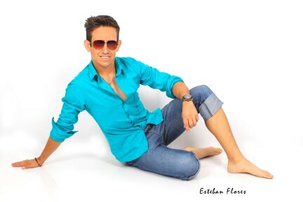 Nombre:Esteban Flores .
Deporte: Atletismo.
Edad:35 años.
Equipo Under Armour C.R.