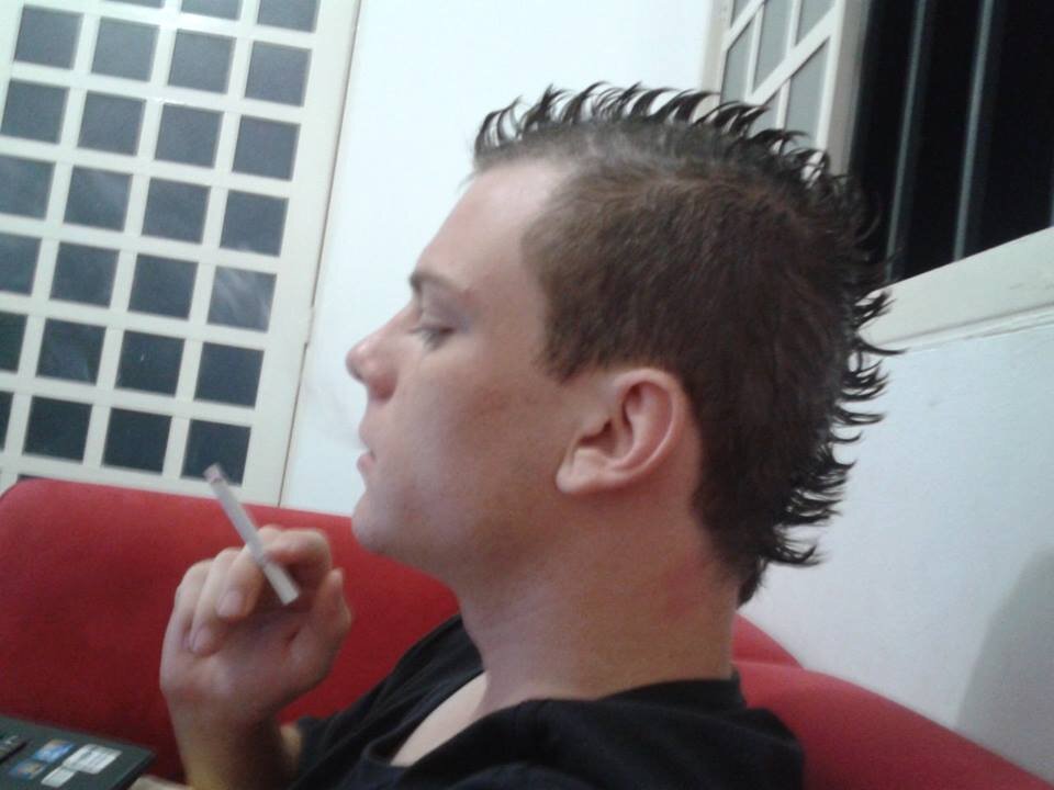 JDScheibe's profile picture. Nas curvas do seu cu, meu pau faz drift...