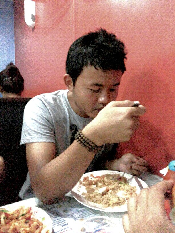 rotluang's profile picture. Dental student.