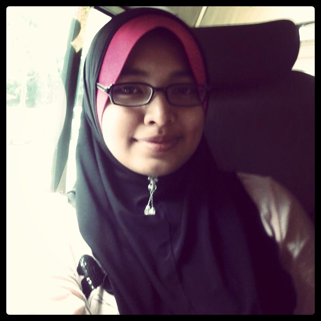Bilɑ sɑyɑ senyum Tɑk bermɑknɑ sɑyɑ bɑhɑgiɑ Bilɑ sɑyɑ ketɑwɑ Tɑk bermɑknɑ sɑyɑ gembirɑ.Sebuɑh senyumɑn boleh sembunyikɑn seribu perɑsɑɑn.