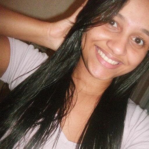 Sou uma garota Divertida , Simpatica , Uma Cantora que vive pela Musica , amigos , e a Familia , Sou dedicada , Sigo em frente sempre , sem olhar para trás