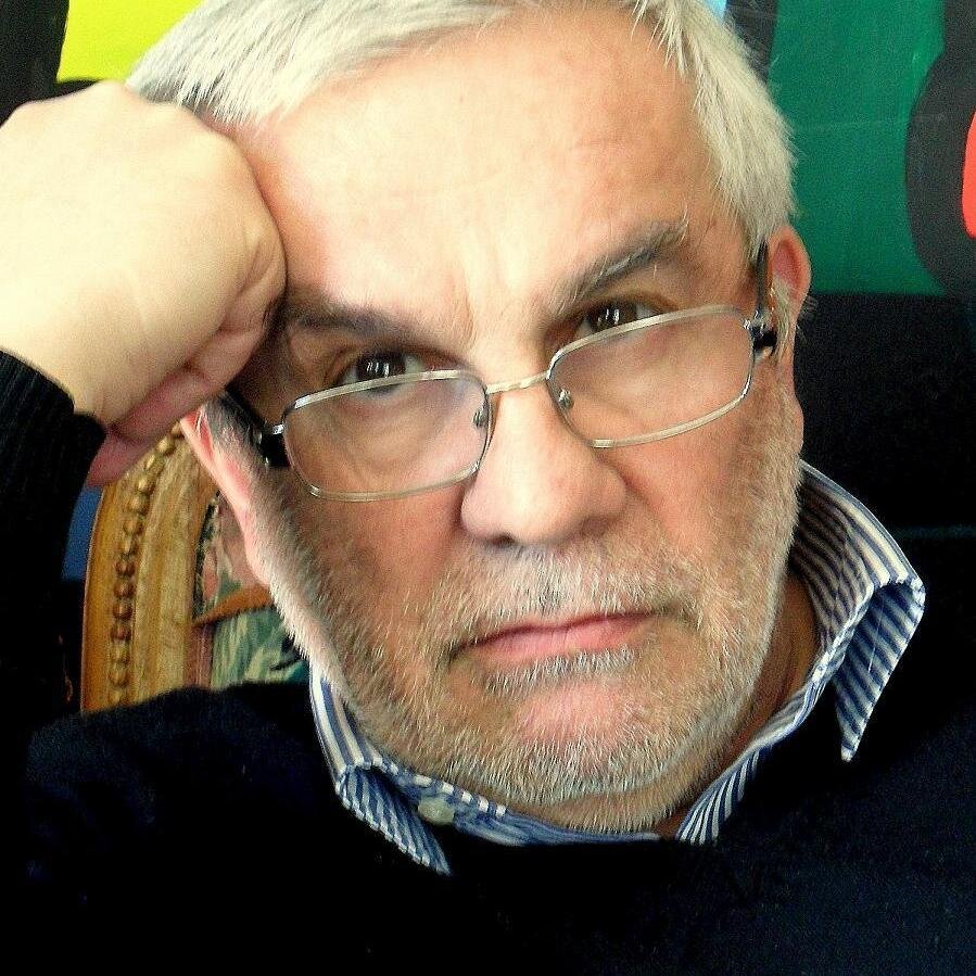 PeriodistaEscritorPoetaLibreroUfólogoTarotistaAstrologoEtc.
