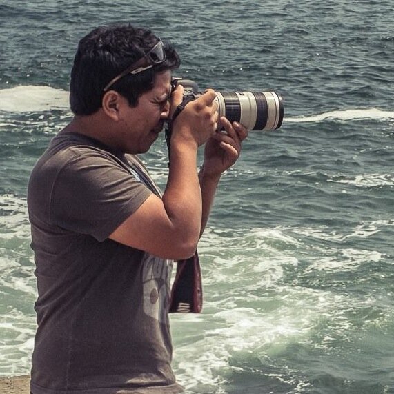 Trabajo en Publicidad y Cine..Fotógrafo  por decisión  propia..adicto al café y al fútbol. Vivo pegado a las redes sociales y tengo chispazos de creativo