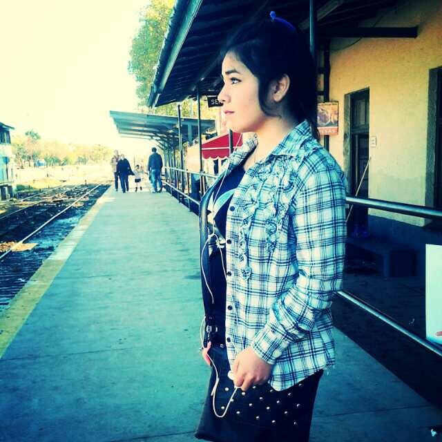 Soy de esas personas q rien a diario,no xq me valla bien en tdo sino xq aprendi q hay q sonrreir en las buenas y en las malas.Seguime & te sigo